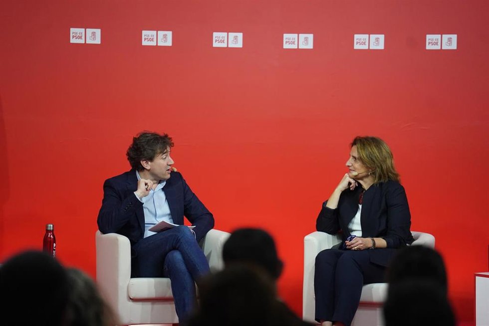 El secretario General del PSE-EE y candidato a lehendakari, Eneko Andueza y la vicepresidenta tercera del Gobierno y ministra para la Transición Ecológica y el Reto Demográfico, Teresa Ribera, durante un encuentro en Bilbao