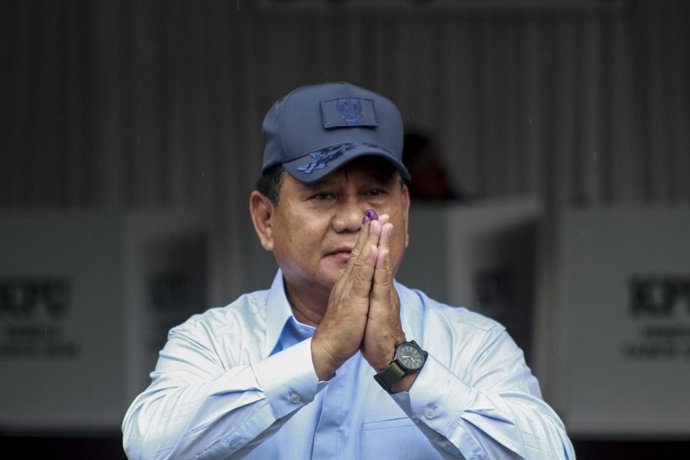 Archivo - BOGOR, Feb. 14, 2024  -- Presidential candidate Prabowo Subianto greets people at the No. 33 polling station in Bogor, Indonesia, Feb. 14, 2024. Prabowo Subianto has won Indonesia's presidential election as is shown in various quick counts that 