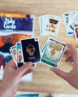 Imagen promocional de las Holy Cards