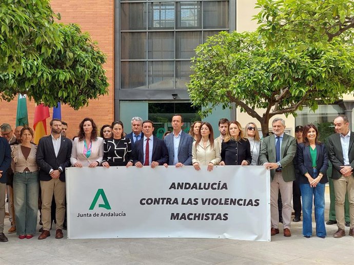 Minuto de silencio convocado en la sede del Gobierno andaluz por el asesinato de dos niñas a manos de su padre