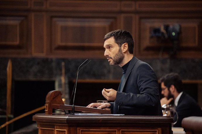 El ministro de Derechos Sociales, Consumo y Agenda 2030, Pablo Bustinduy, interviene durante una sesión de plenaria, en el Congreso de los Diputados, a 20 de marzo de 2024, en Madrid (España). 