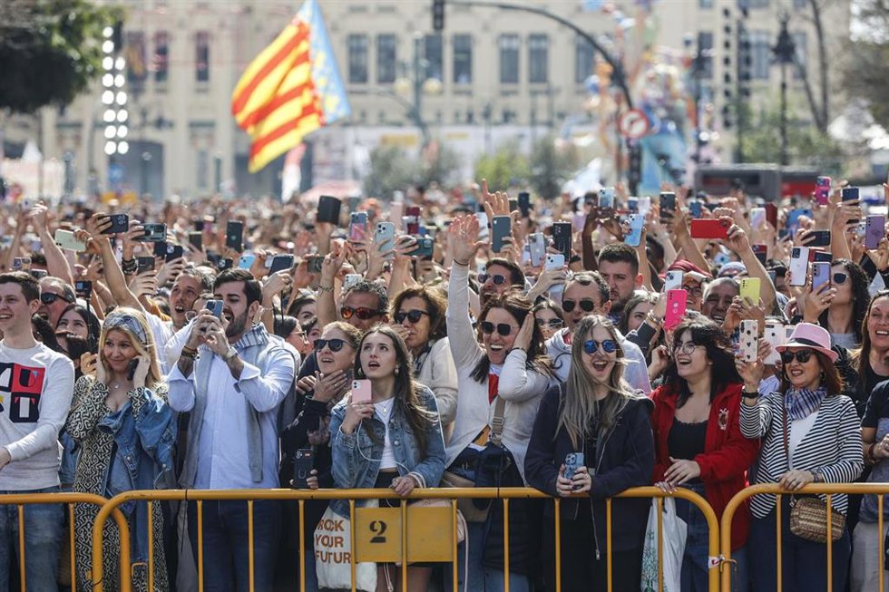 Decenas de personas asisten a la masclet, en el Ayuntamiento de Valencia, a 17 de marzo de 2024
