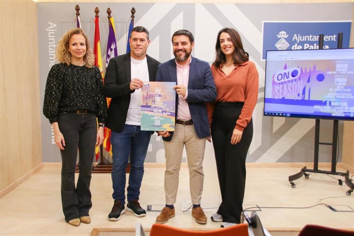 El regidor de Turismo, Cultura y Deportes, Javier Bonet, presenta la segunda edición de Onseason Fest, junto a la coordinadora general de Turismo y Restauración, Victoria Mulet, y una representante de la empresa responsable (Lomusic), Marina Castillo.