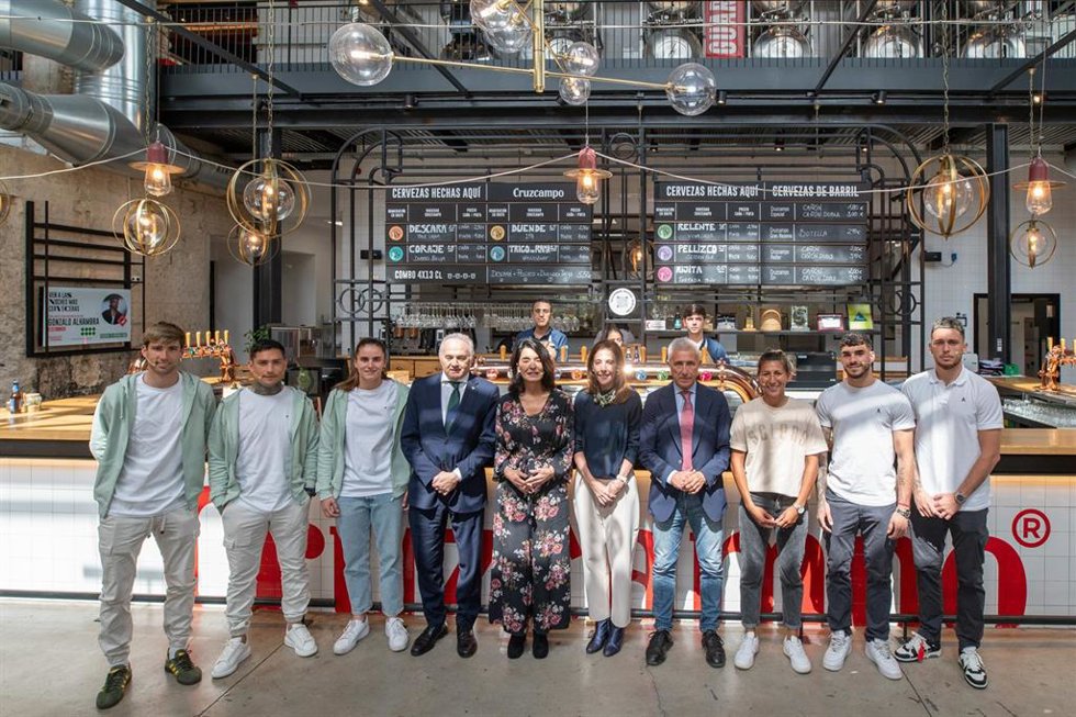 Jugadores del Real Betis y del Sevilla FC, con Carmen Ponce en el centro, vuelven a unirse con Fundación Cruzcampo por el talento joven.