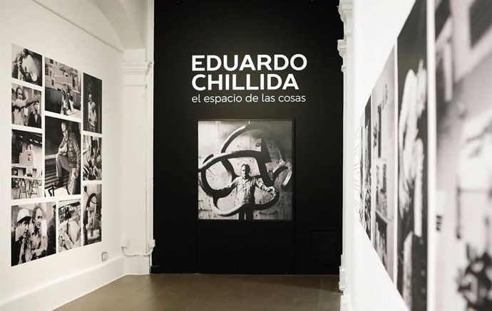 Vista de la exposición Eduardo Chillida. El espacio de las cosas en la Galería de Arte del Centro de Extensión de la Universidad Católica de Chile.