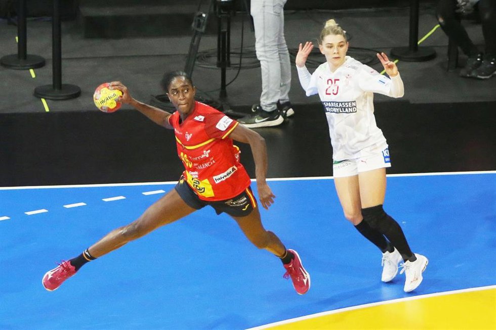 Archivo - AlexandrinaBarbosa realiza un lanzamiento durante el España-Dinamarca del tercer y cuarto puesto del Mundial de Balonmano de 2021