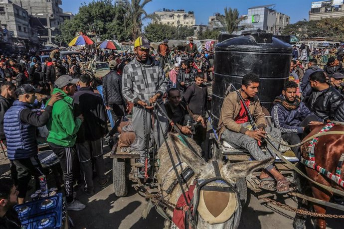Archivo - Palestinos en un mercado de Rafá, en el sur de la Franja de Gaza