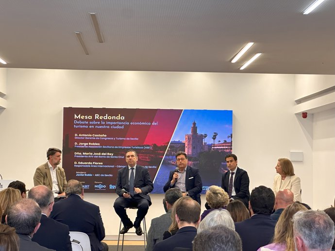 Foro con expertos del sector del turismo