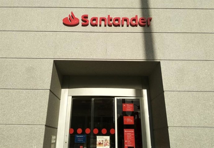 Archivo - Una oficina de Banco Santander en Madrid.