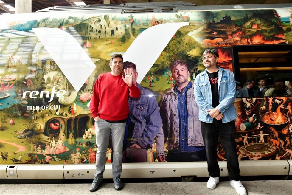 Los hermanos e integrantes de Estopa, David y José Muñoz, junto al tren vinilado.