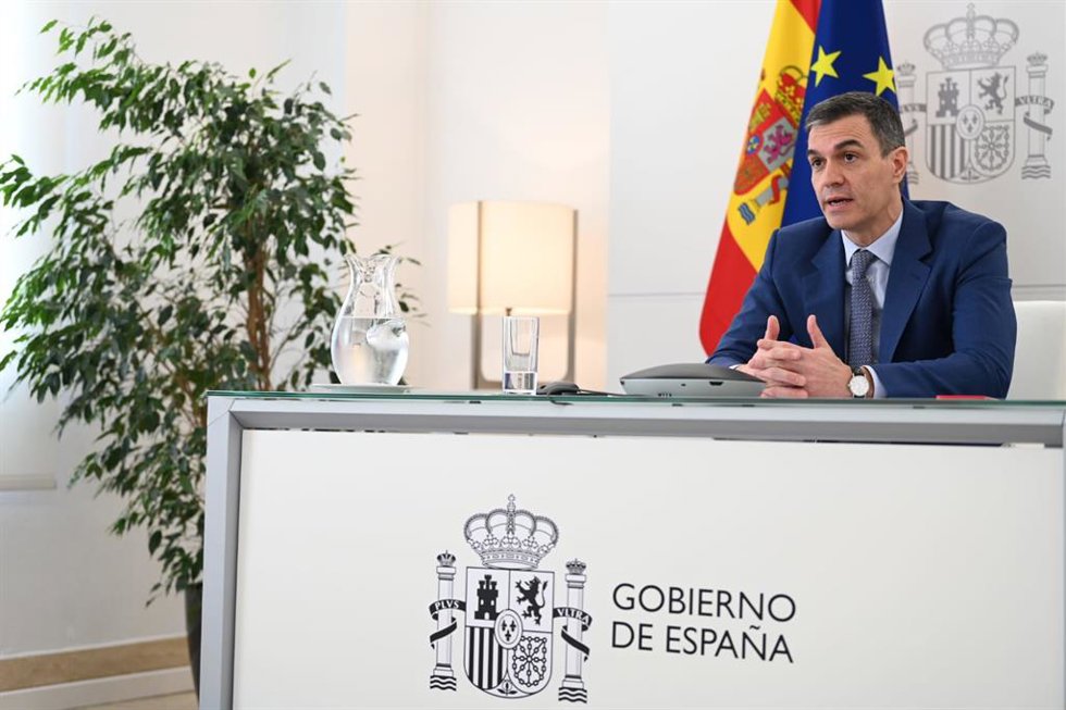 El presidente del Gobierno interviene por videoconferencia en la III Cumbre para la Democracia.