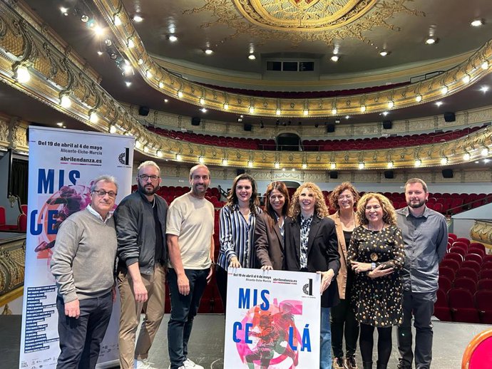 Organizadores y cartel de "Abril en Danza"