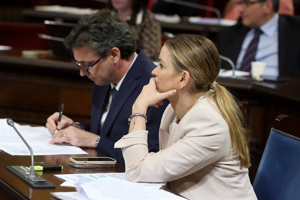 Archivo - El portavoz del Govern y conseller de Economía, Hacienda e Innovación, Toni Costa, y la presidenta del Govern balear, Marga Prohens, durante un pleno del Parlament balear