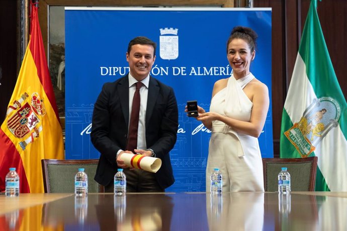 El presidente de la Diputación de Almería entrega a la bailaora Anabel Veloso el Escudo de Oro del IEA.