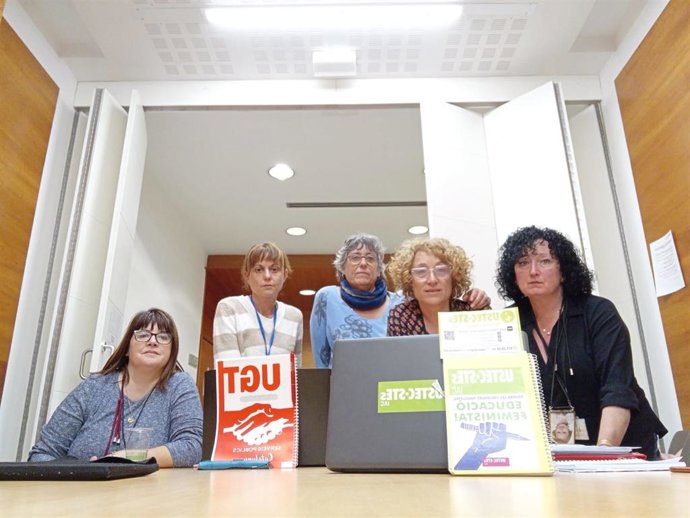 Representantes sindicales de UstecStes y UGT en la Conselleria de Educación de la Generalitat este miércoles