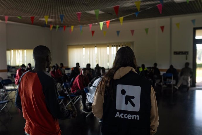 Archivo - Varios migrantes procedentes de Canarias con una voluntaria de Accem, en la Casa de Cultura de Dorrón, a 17 de noviembre de 2023, en Sanxenxo, Pontevedra, Galicia (España). 