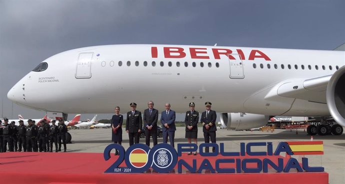 El presidente de Iberia, Fernando Candela, y el director general de la Policía Nacional, Francisco Pardo,  presiden el acto de celebración en el que Iberia ha bautizao su último avión A350 Next como 'Bicentenario Policía Nacional'.