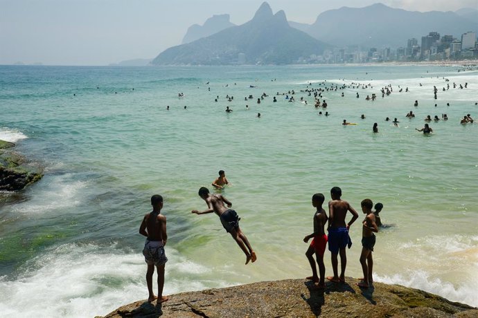Archivo - 15 November 2023, Brazil, Rio de Janeiro: People bathe on Ipanema beach during a heatwave. Photo: Tomaz Silva/Agencia Brazil/dpa