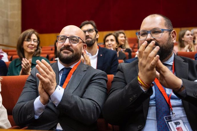 El alcalde de El Puerto de Santa María, Germán Beardo, y el el teniente de alcalde de Gran Ciudad, Javier Bello, en el pleno del Parlamento de Andalucía en el día que se incluye al municipio en el régimen de grandes ciudades.