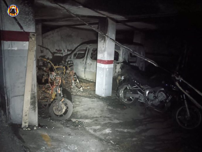 Un incendio en un garaje en Torrent (Valencia) calcina cuatro motos y un turismo