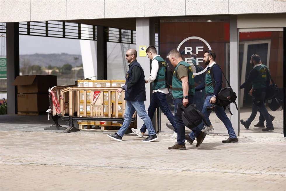 Un agente de la Europol y varios agentes de la Unidad Central Operativa (UCO) de la Guardia Civil salen de la Real Federación Española de Fútbol (RFEF)