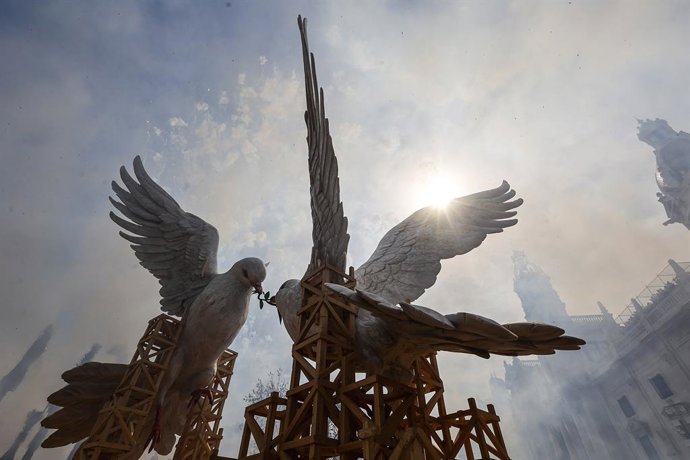 La falla municipal, coberta de fum durant una masclet