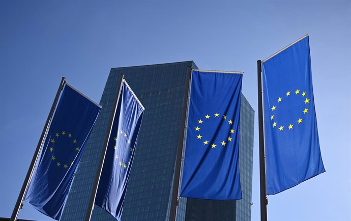 Archivo - 27 October 2022, Hesse, Frankfurt: EU flags hang from poles in front of the European Central Bank (ECB) headquarters. Photo: Arne Dedert/dpa