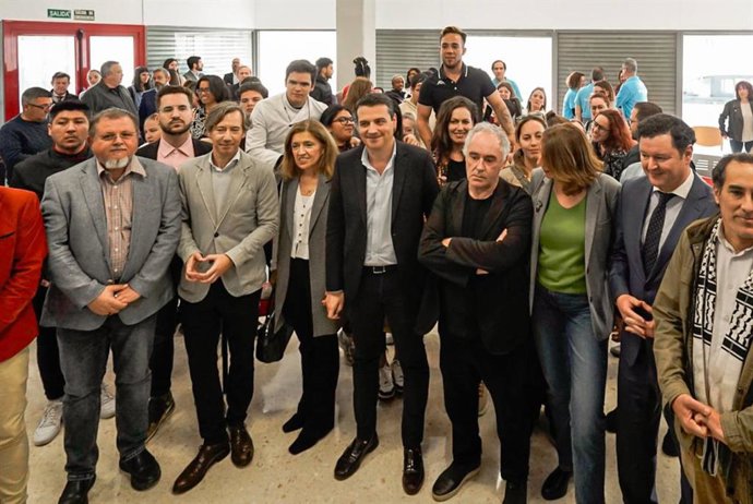 El Centro de Servicios Sociales Comunitarios Poniente Norte 'La Foggara' del barrio de Las Palmeras de Córdoba inaugura el proyecto de cocina comunitaria.