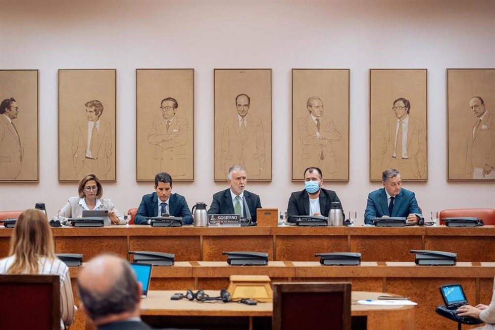 El ministro de Política Territorial y Memoria Democrática, Ángel Víctor Torres (c), comparece durante una comisión, en el Congreso de los Diputados, a 20 de marzo de 2024, en Madrid (España). 