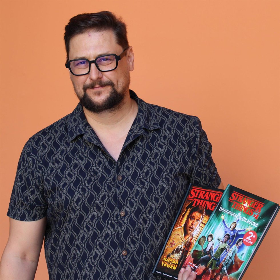 El dibujante e historietista sevillano Diego Galindo, con algunas de sus obras.