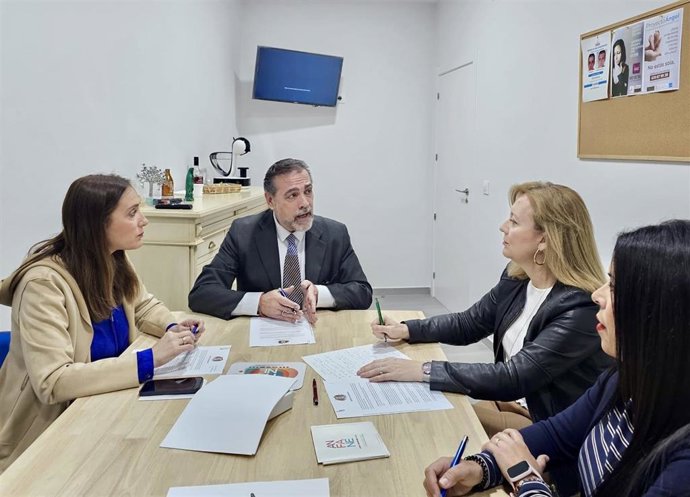 Isabel Prieto y Verónica Martos en el encuentro con la Asociación de Familias Necesitadas (Anfane).