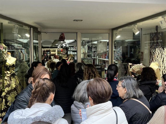 Colas en el inicio de las rebajas en las tiendas de indumentaria fallera