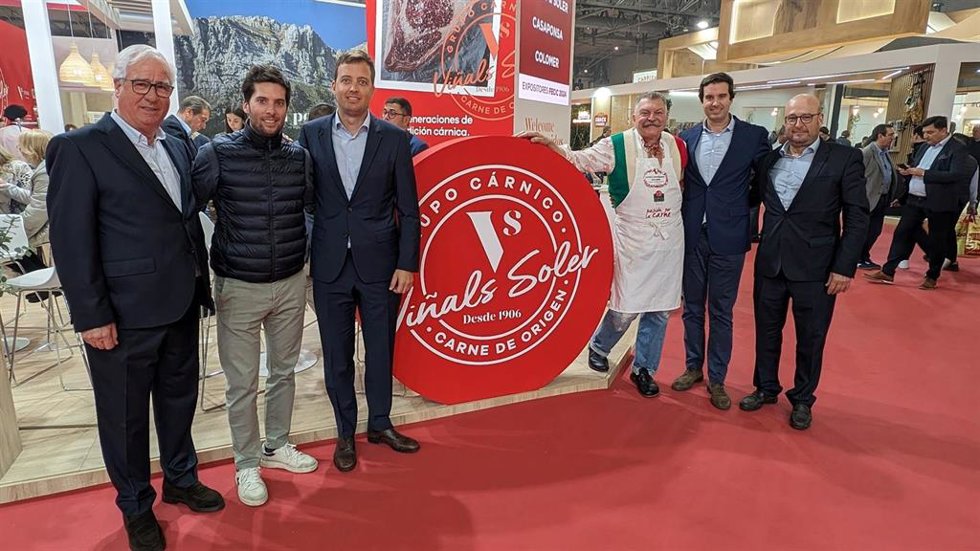 De izquierda a derecha Manel Viñals Giralt, Marc Viñals Burés, Pol Viñals Burés, Dario Cecchini, Toni Viñals Burés y Ramon Viñals Giralt, la cuarta generación de la familia Viñals, junto a Darío Cecchini
