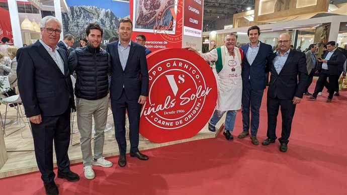 D'esquerra a dreta Manel Viñals Giralt, Marc Viñals Burés, Pol Viñals Burés, Dario Cecchini, Toni Viñals Burés i Ramon Viñals Giralt, la quarta generació de la família Viñals, junt amb Darío Cecchini