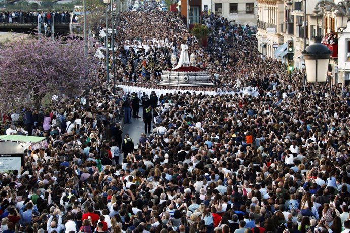 Archivo - Imagen de archivo de la salida procesional de Nuestro Padre Jesús Cautivo, 'El Cautivo', por la calles de Málaga, en 2023.