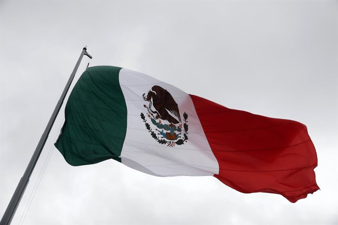 Archivo - October 15, 2023, Mexico City, Mexico: Members of the Mexican Army lower the monumental flag of Mexico in the Zocalo during the XXIII Zocalo International Book Fair in Mexico City. on October 15, 2023 in Mexico City, Mexico