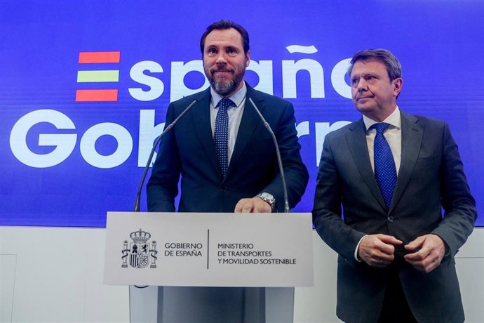 El ministro de Transportes y Movilidad Sostenible, Óscar Puente (i), y el secretario general de Transportes y Movilidad Sostenible, José Antonio Santano (d)