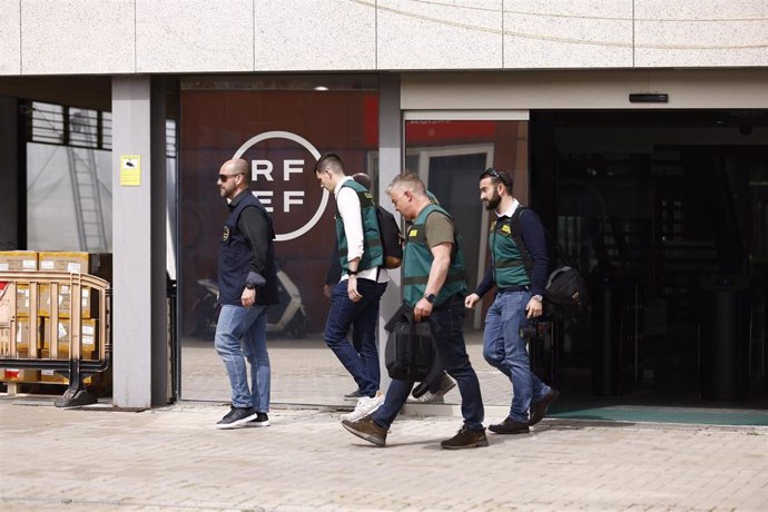 Un agente de la Europol y varios agentes de la Unidad Central Operativa (UCO) de la Guardia Civil salen de la Real Federación Española de Fútbol (RFEF), a 20 de marzo de 2024, en Madrid (España). La Unidad Central Operativa (UCO) de la Guardia Civil ha la