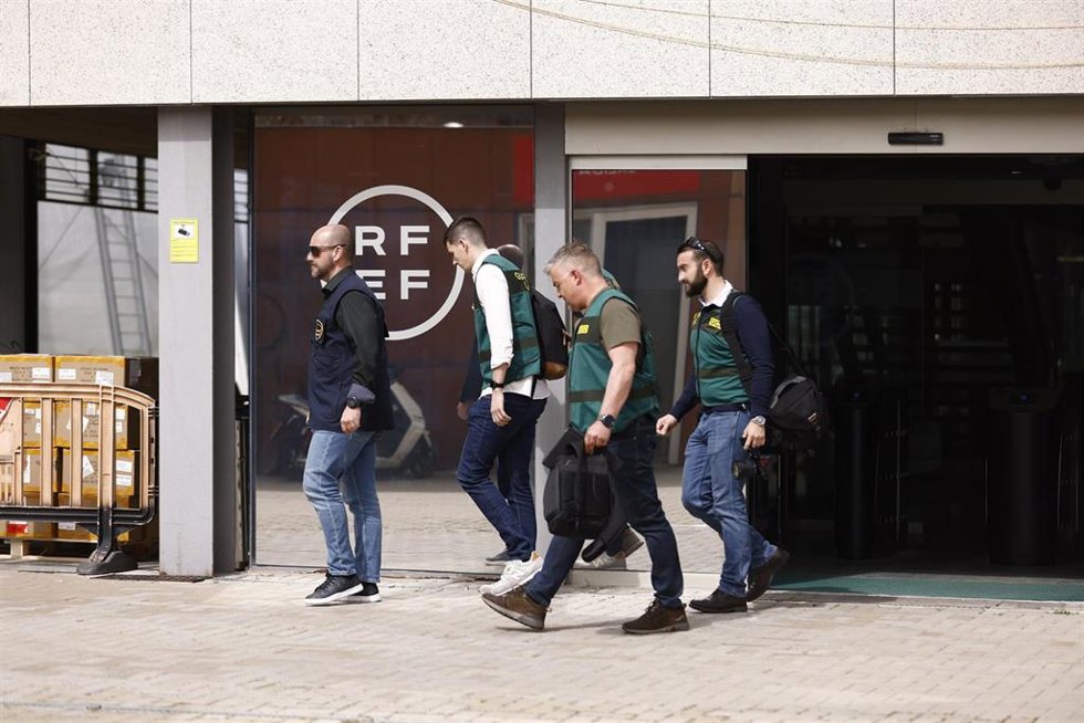 Un agente de la Europol y varios agentes de la Unidad Central Operativa (UCO) de la Guardia Civil salen de la Real Federación Española de Fútbol (RFEF), a 20 de marzo de 2024, en Madrid (España). La Unidad Central Operativa (UCO) de la Guardia Civil ha 