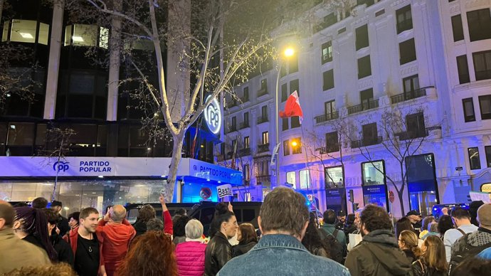 Cientos de personas se concentran frente a la sede del PP en Génova pidiendo la dimisión de Ayuso