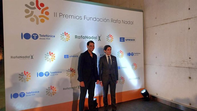 Rafael Nadal y el presidente de Telefónica, José María Álvarez-Pallete, en el 'photocall' de la II Gala de entrega de Premios de la Fundación Rafael Nadal.