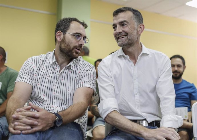 Archivo - Reunión de la Comisión Coordinadora de IULV-CA para elegir al nuevo coordinador general. En la imagen Antonio Maíllo (d) junto a su sucesor, Toni Valero (i). En la sede de IULV-CA (C/Donantes de Sangre).