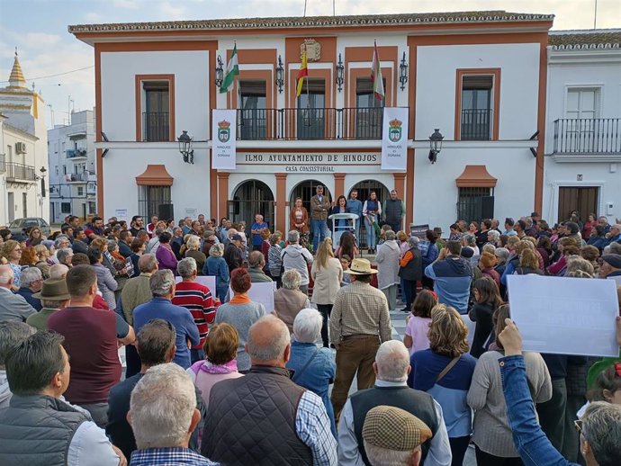 Vecinos en la concentración en Hinojos (Huelva) conta el reparto de los fondos de Doñana a municipios y que consideran "injusto".