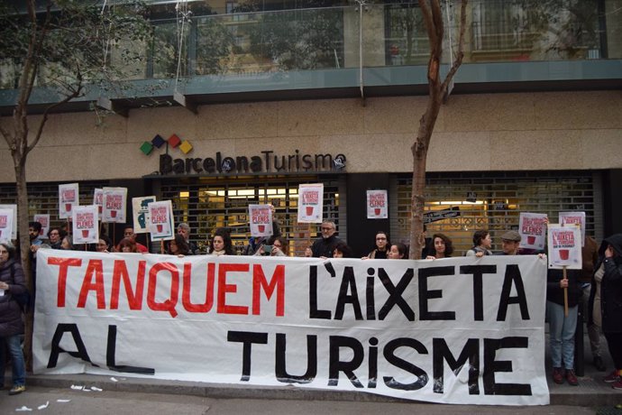 Activistes protesten davant del Consorci de Turisme de Barcelona.