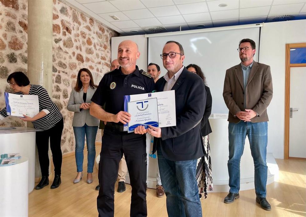 Entrega de uno de los distintivos Sicted.