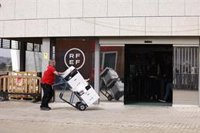 Los investigadores esperan la vuelta de Rubiales en una operación que deja cinco detenidos en Madrid y dos en Granada