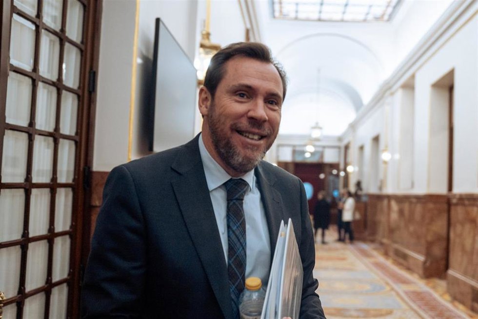 El ministro de Transportes y Movilidad Sostenible, Óscar Puente, a su salida de una sesión de control al Gobierno, en el Congreso de los Diputados, a 20 de marzo de 2024