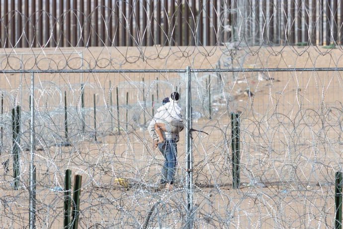 Migrantes latinoamericanos en la frontera entre Estados Unidos y México, en Texas