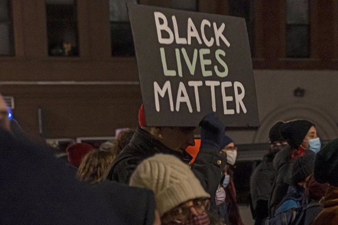 Archivo - Imagen de archivo de un manifestante con un cartel en el que se puede leer 'Black Lives Matter' (Las vidas de los negros importan)