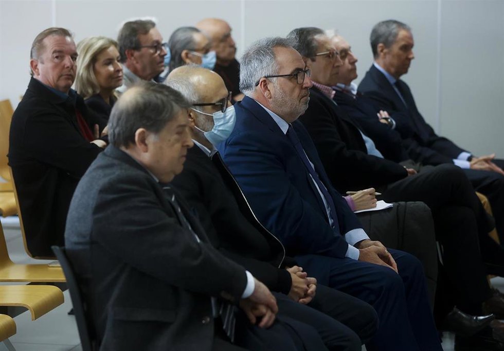 Archivo - El expresidente de la Generalitat Valenciana, José Luis Olivas (1i), el empresario Vicente Cotino (3i), y el expresidente de la Generalitat Valenciana y exministro de Trabajo con el PP, Eduardo Zaplana (1d), en el banquillo